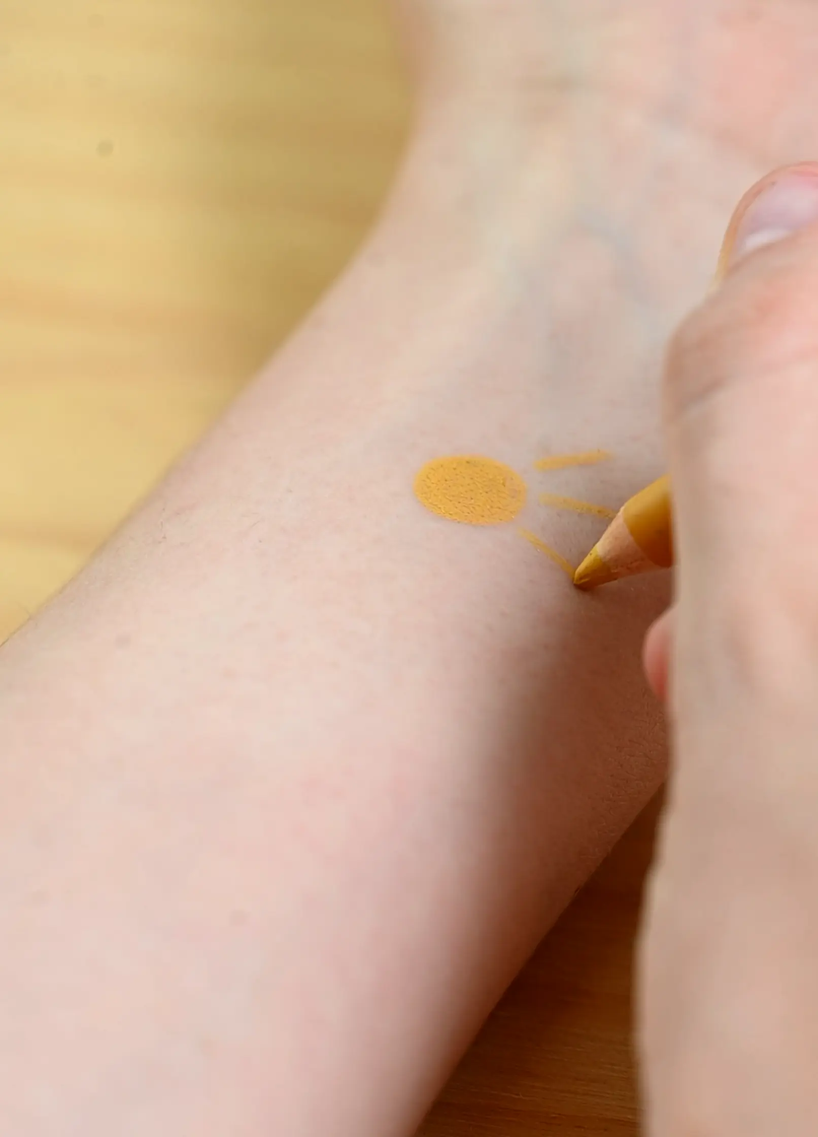 namaki-crayon-de-maquillage-fin-enfants-jaune image 3