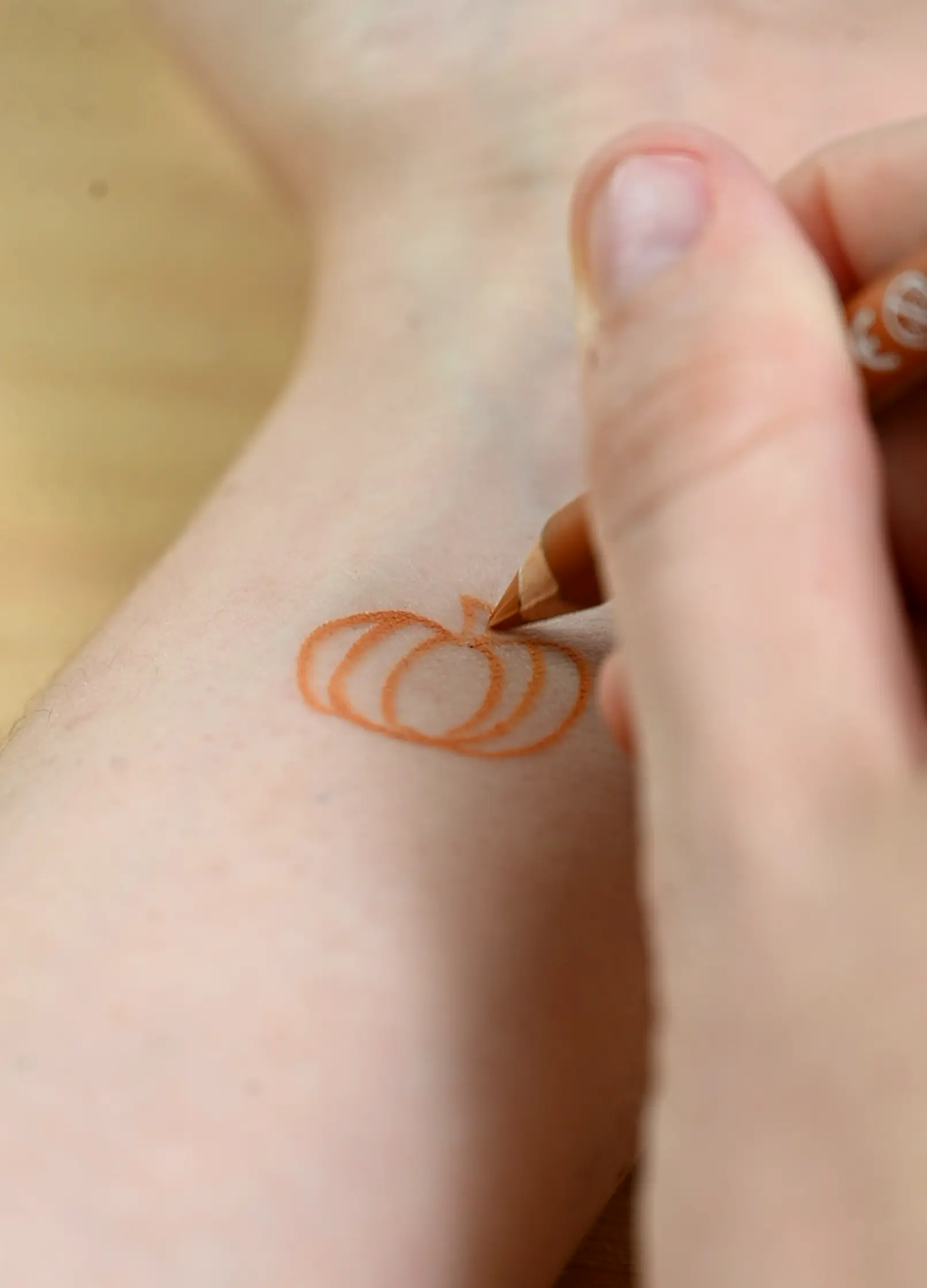 namaki-crayon-de-maquillage-fin-enfants-orange image 3