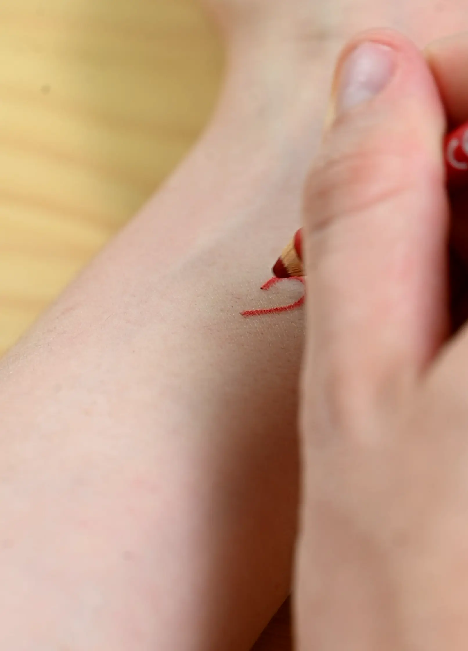 namaki-crayon-maquillage-fin-rouge-enfant-bio image 3