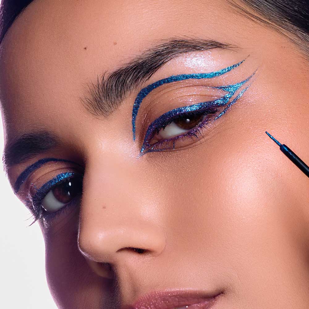 si-si-la-paillette-eyeliner-paillet-bleu-lectrique-fini-m-tallique-duochrome image 3
