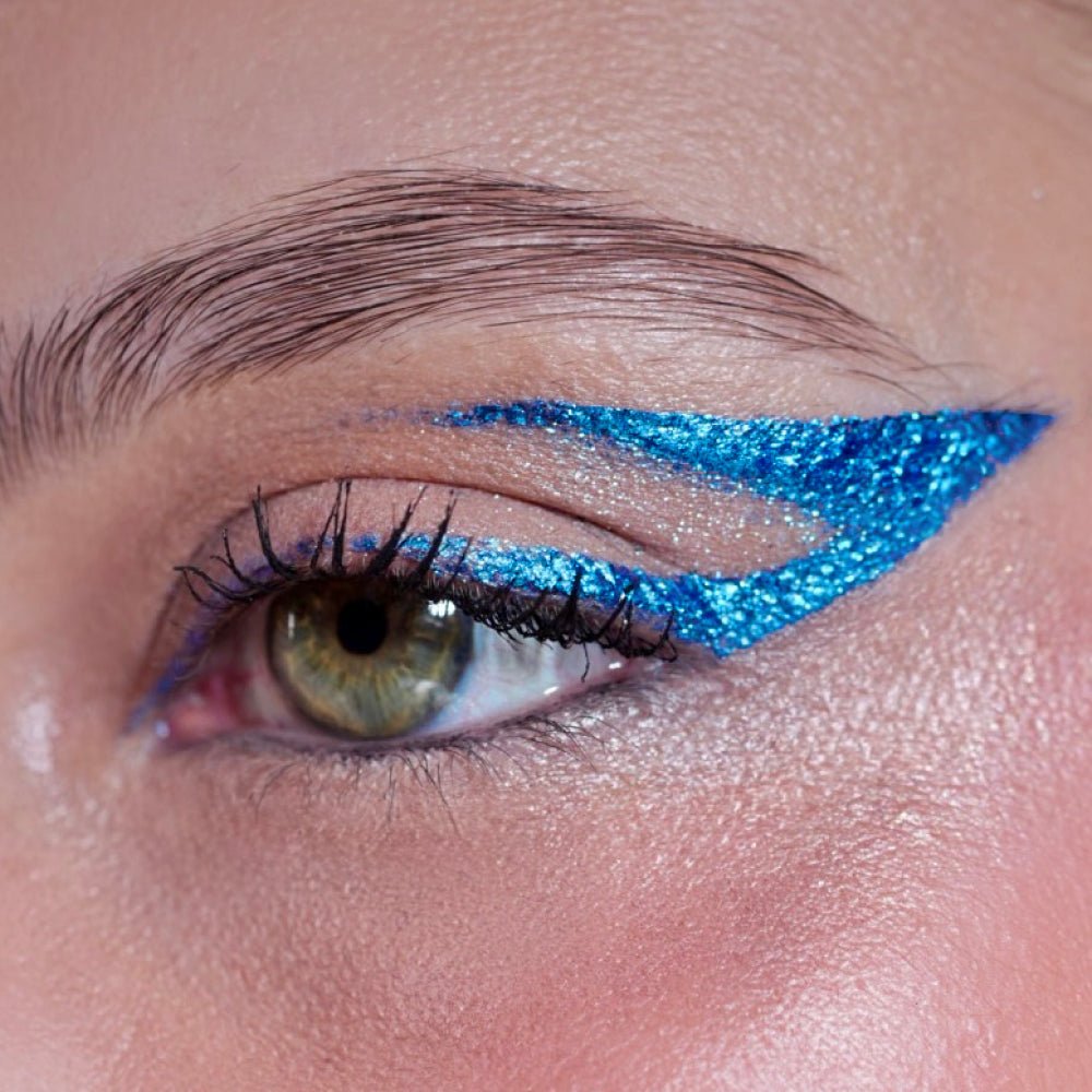 si-si-la-paillette-eyeliner-paillet-bleu-lectrique-fini-m-tallique-duochrome image 4